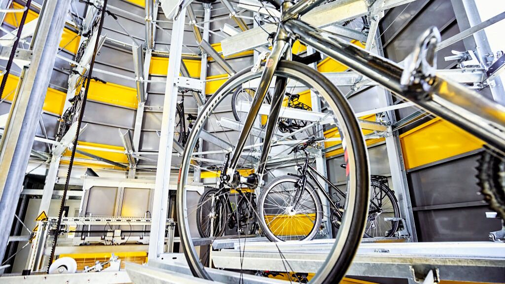 Vélo sur un rail dans un système de stationnement automatique pour vélos