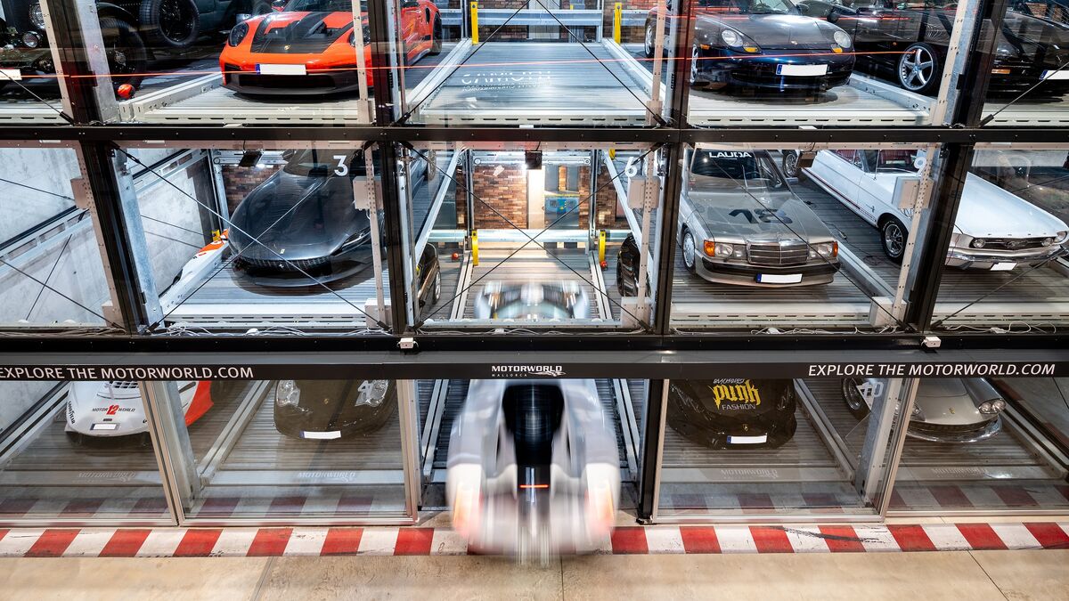 Ein Parksystem mit mehreren Autos, die ordentlich an einer Wand im Museum