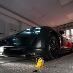 La voiture est garée dans une cabine d'entrée, sur une plate-forme de stationnement