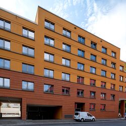 Vista exterior y entrada al garaje de la residencia de estudiantes del barrio Ludwigsquartier en Ludwigshafen