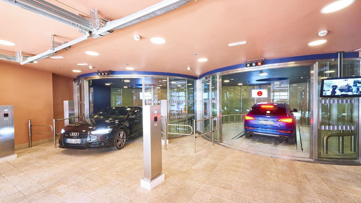 Auto fährt in ein Autoparksystem ein