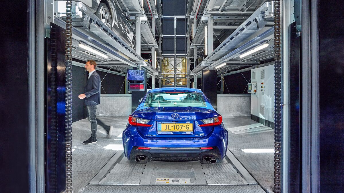 Blaues Auto steht in der Einfahrtskabine eines Autoparksystems