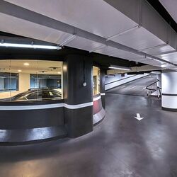 Vue d'ensemble du parking souterrain avec les systèmes de stationnement