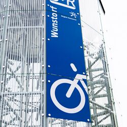 Schild an der Fassade eines automatischen Fahrradparkturms
