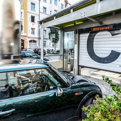 Auto fährt durch ein Einfahrtstor