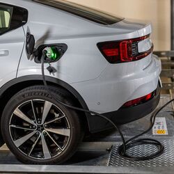 La voiture est alimentée en électricité et se trouve sur une plateforme dans le système de stationnement.