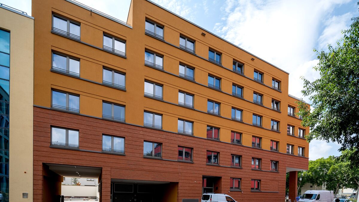Vista exterior y entrada al garaje de la residencia de estudiantes del barrio Ludwigsquartier en Ludwigshafen