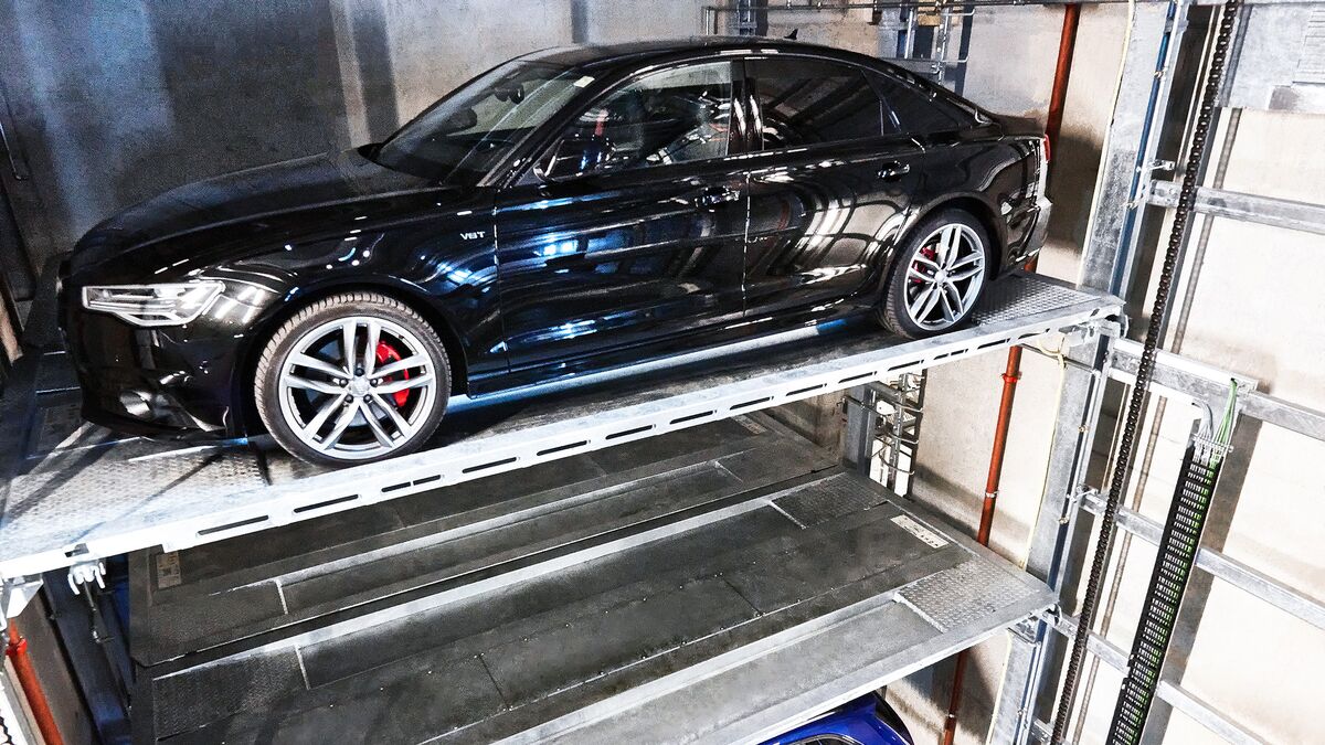 Auto steht in einem Autoparksystem