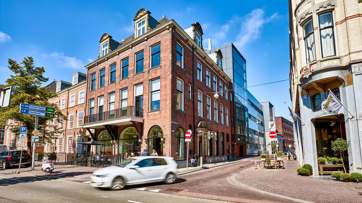 Außenansicht des Gebäudes "Kneuterdijk" in Den Haag