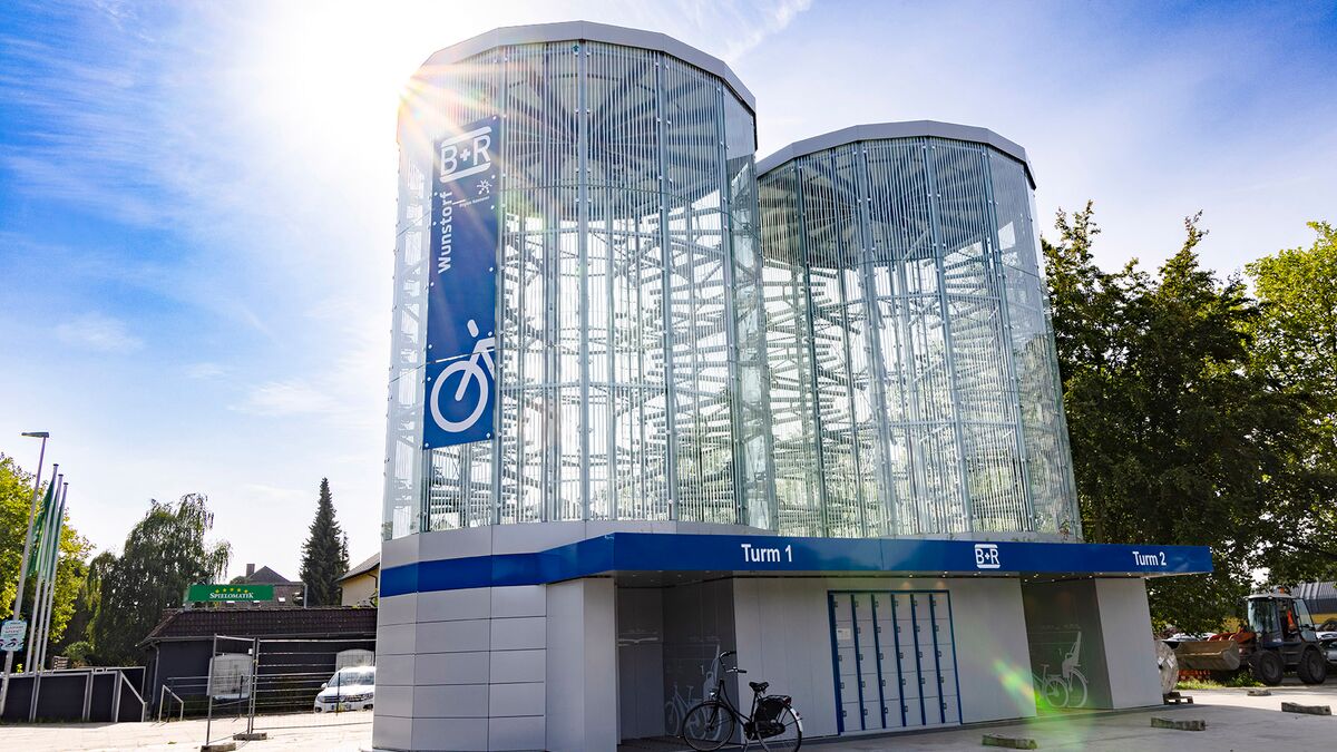 Außenansicht eines Fahrradparkturms am Bahnhof in Hannover-Wunstorf