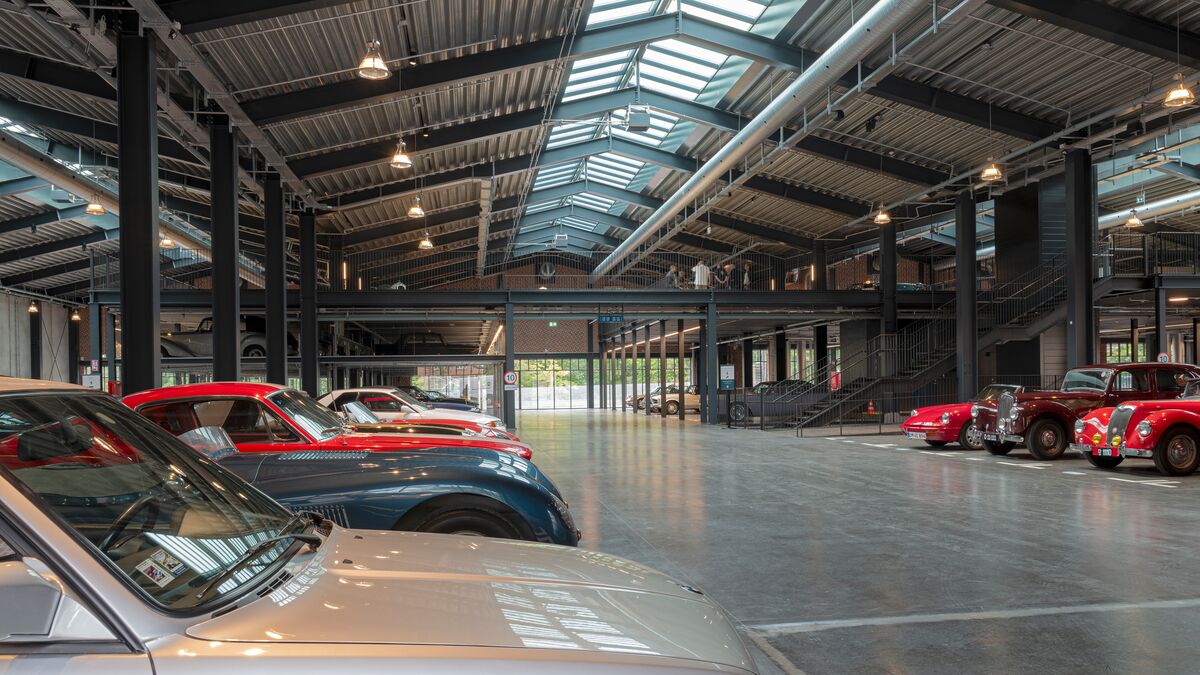 Übersicht über die Museumshalle mit Autos
