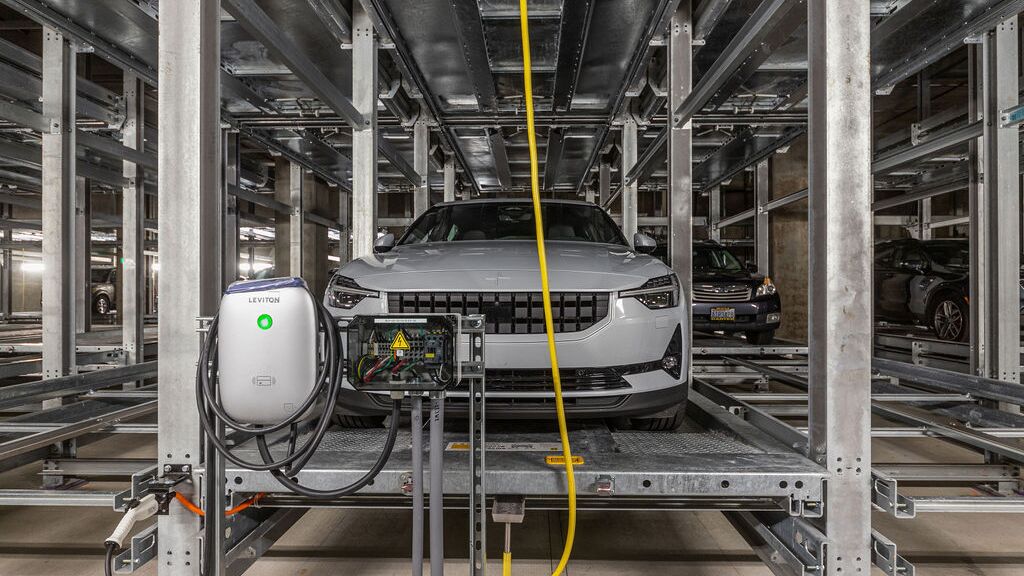 La voiture est en cours de stationnement dans un système de parking automatisé.