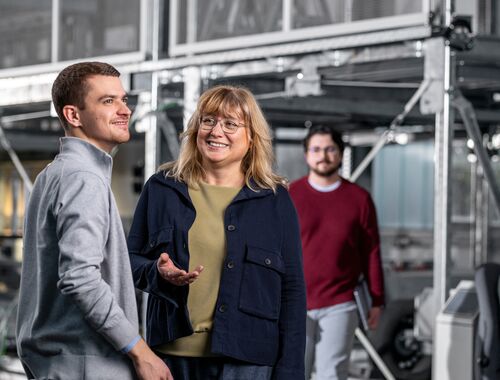 Gruppenfoto mehrerer Personen in einer Produktionshalle