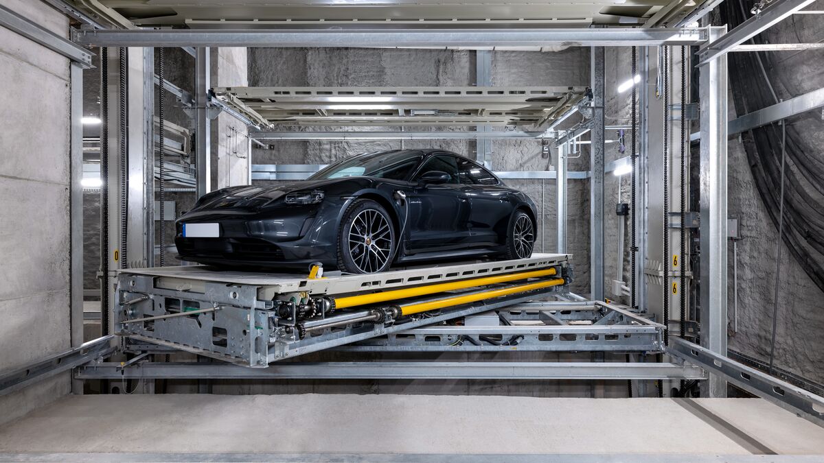 La voiture est garée sur la plate-forme du système de stationnement