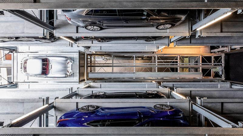 La voiture est garée sur une palette de stationnement dans un système de parking à étagères