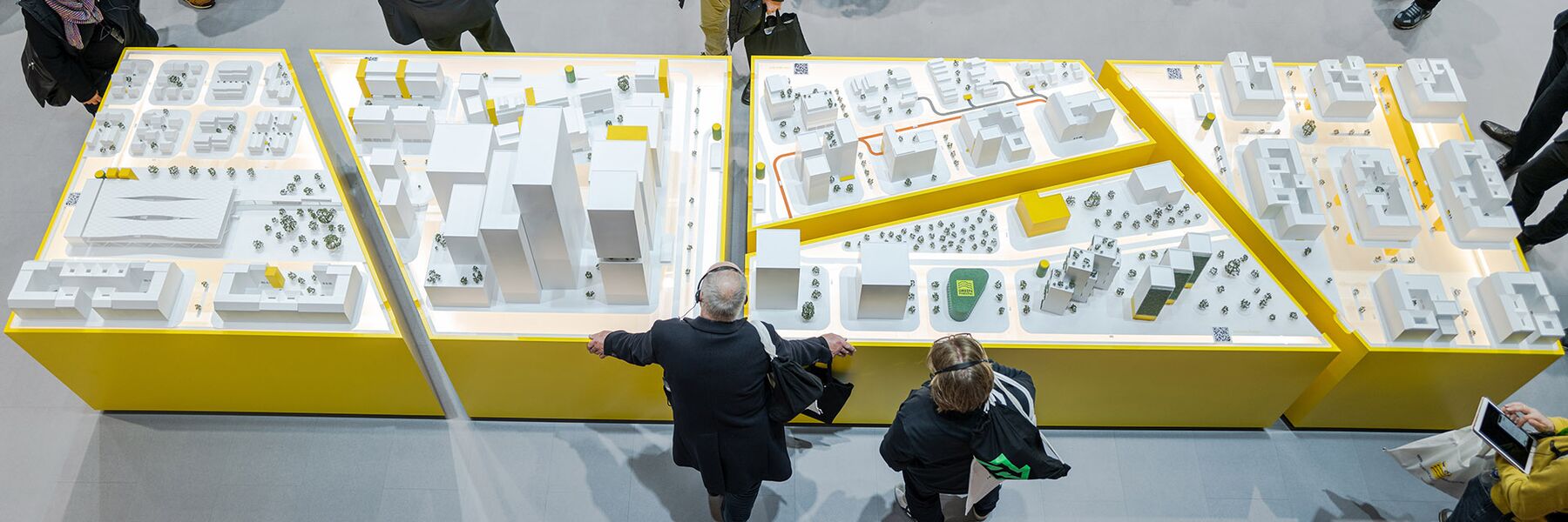 Foto de una maqueta urbana con personas a su alrededor