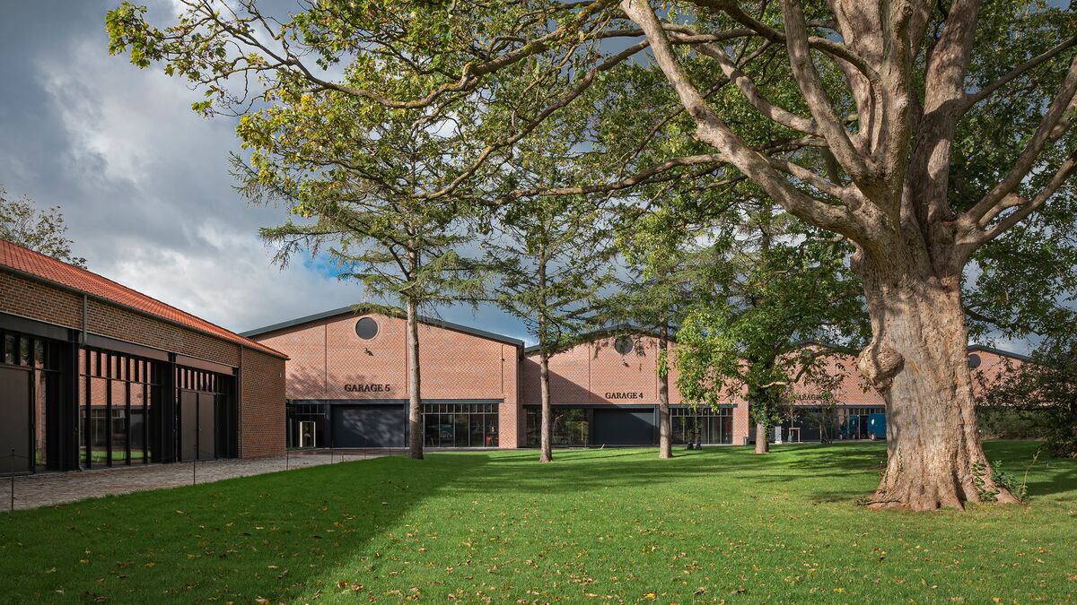 Wiese mit Museumshallen im Hintergrund