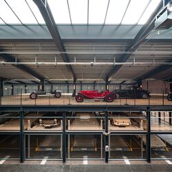 Musée équipé d'un système de stationnement où sont garées des voitures et des voitures de collection