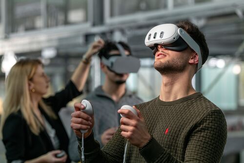 Mann trägt eine VR-Brille und schaut nach oben