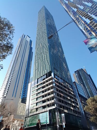 Vista exterior del edificio Shadow Play en el centro de Melbourne