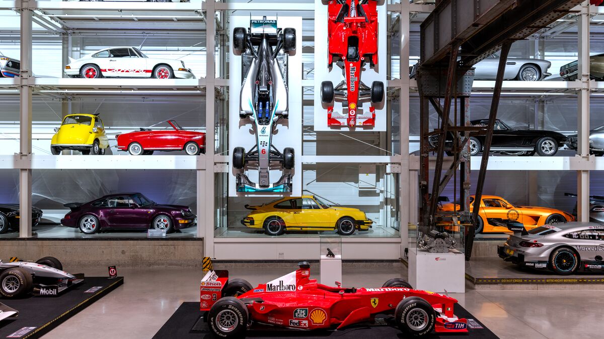 Une étagère murale remplie de voitures dans un musée