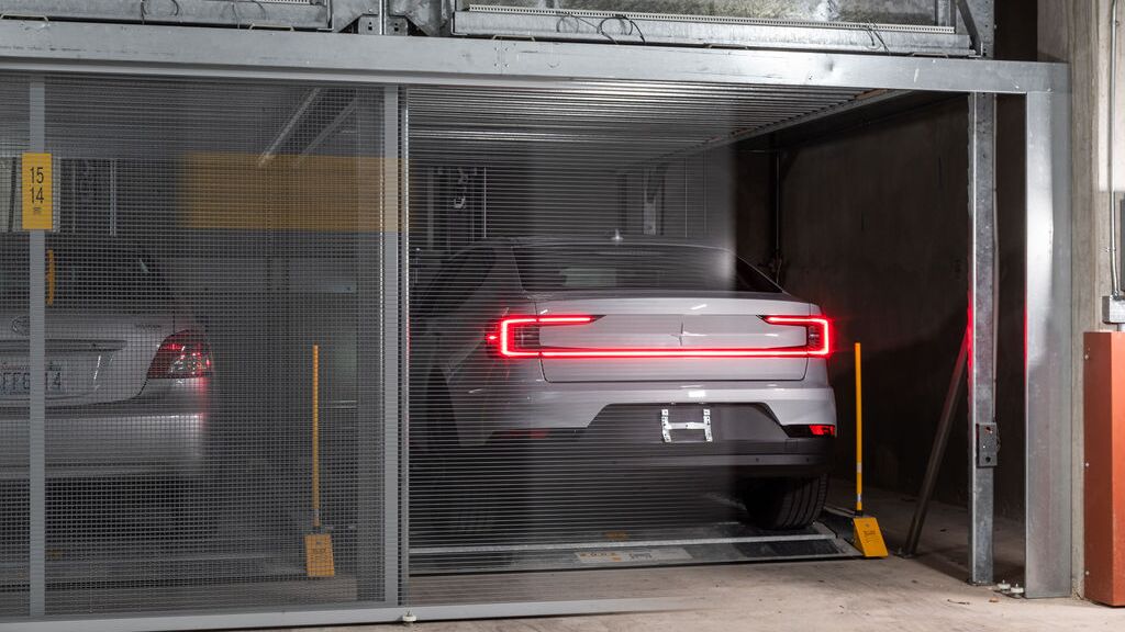 La voiture est garée sur la plate-forme du système de stationnement