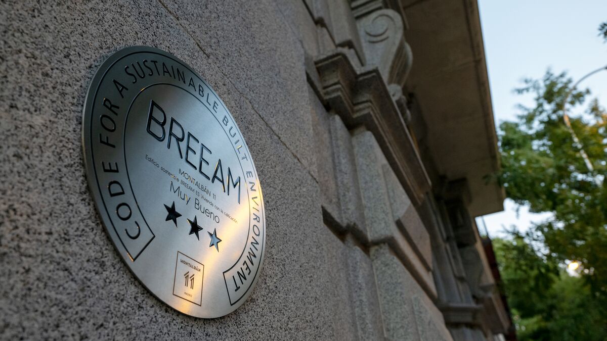 Plaque de certification BREEAM apposée sur le mur d'un immeuble