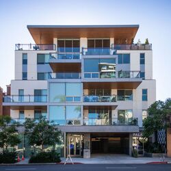 Immeuble résidentiel moderne avec accès intégré au système de stationnement, balcons spacieux et architecture de haute qualité.