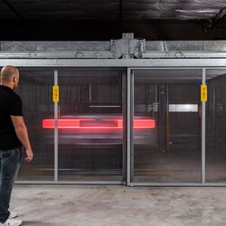 La voiture est déplacée dans le système de stationnement