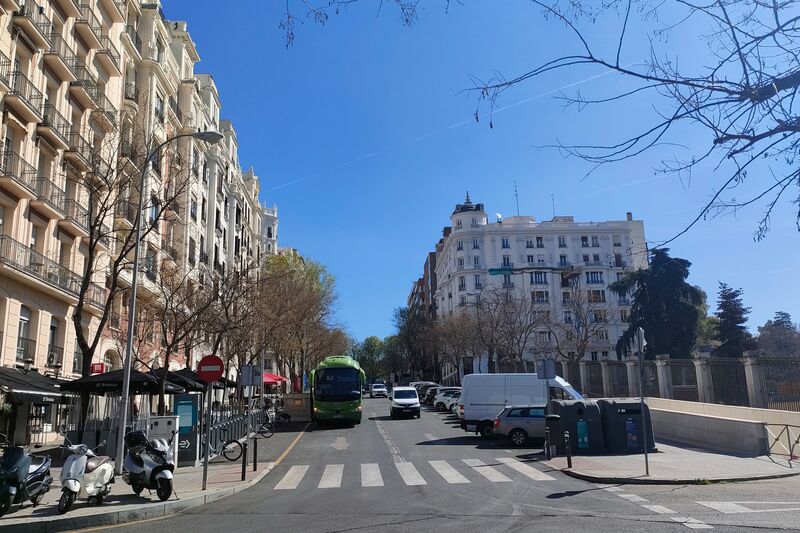 Foto einer Straße mit Bussen und Autos