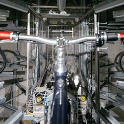 La bicicleta se coloca en un riel dentro del sistema de aparcamiento