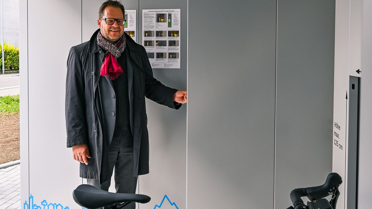 L'utilisateur réserve une place de stationnement à l'aide d'une puce sur le panneau de commande du système de stationnement