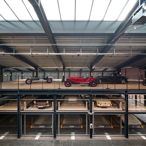 Museo con un sistema de aparcamiento en el que se guardan coches y vehículos clásicos