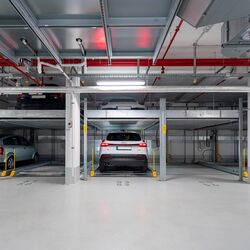 Vue de face du système de stationnement, dans lequel une voiture est garée sur une place de stationnement