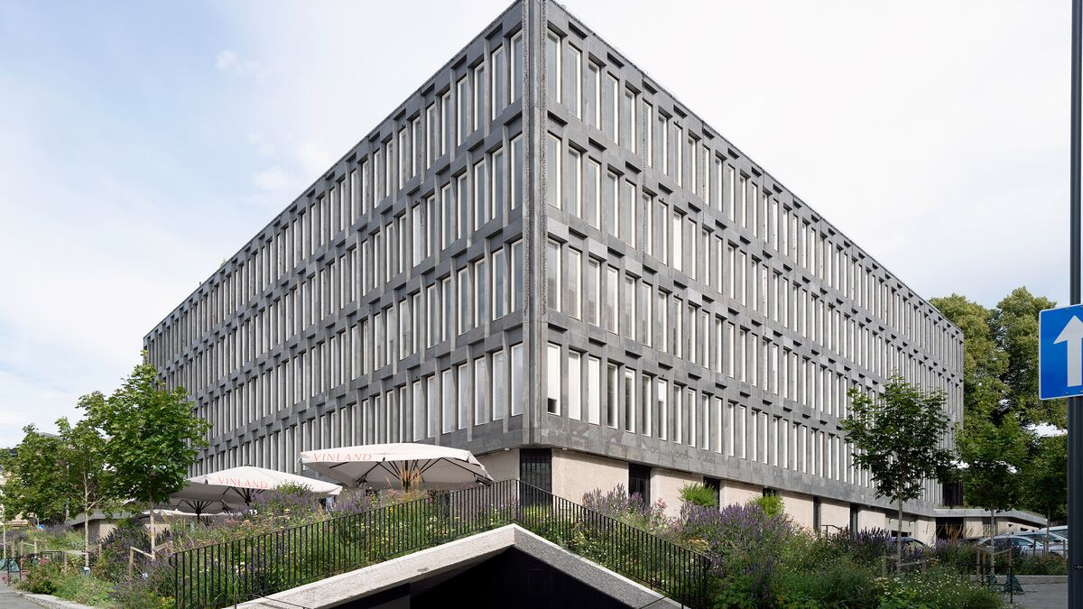 Front view of the building that formerly housed the American Embassy in Oslo