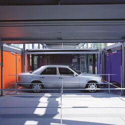 La voiture est prête dans la cabine de remise pour la manœuvre de stationnement