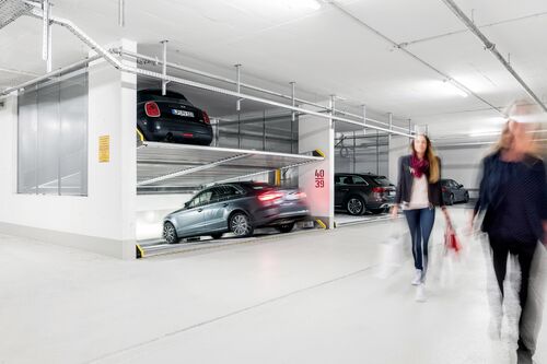 Autos stehen in einem Autoparksystem