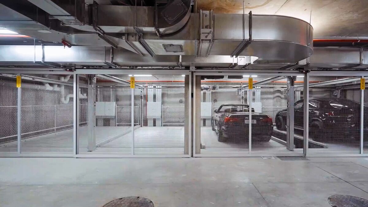 Une voiture entre dans un système de stationnement