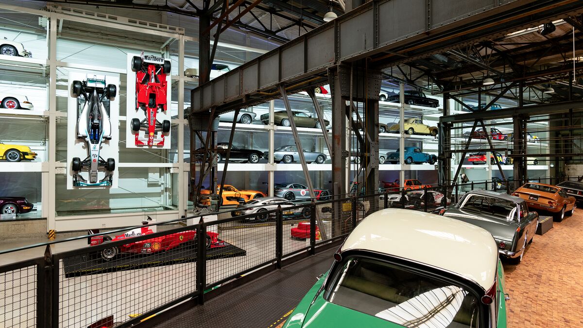 Estantería en la pared llena de coches en un museo