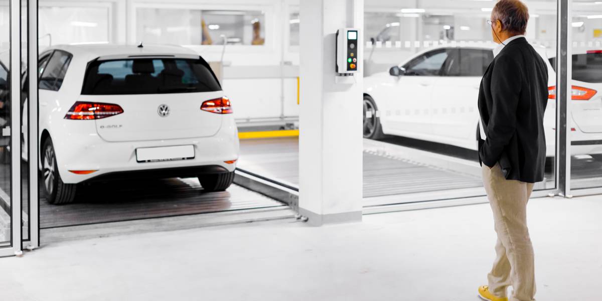 Combilifts: The clever semi-automatic system - WÖHR Autoparksysteme GmbH