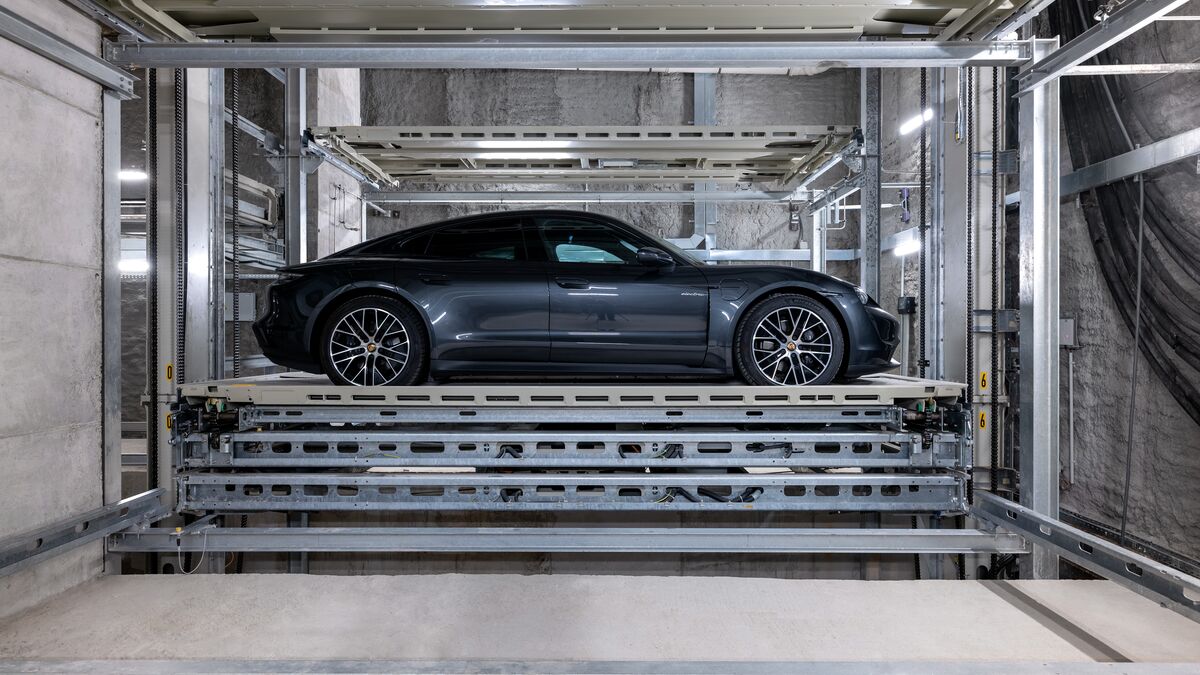 Vue latérale d'une voiture sur un système de stationnement automatique
