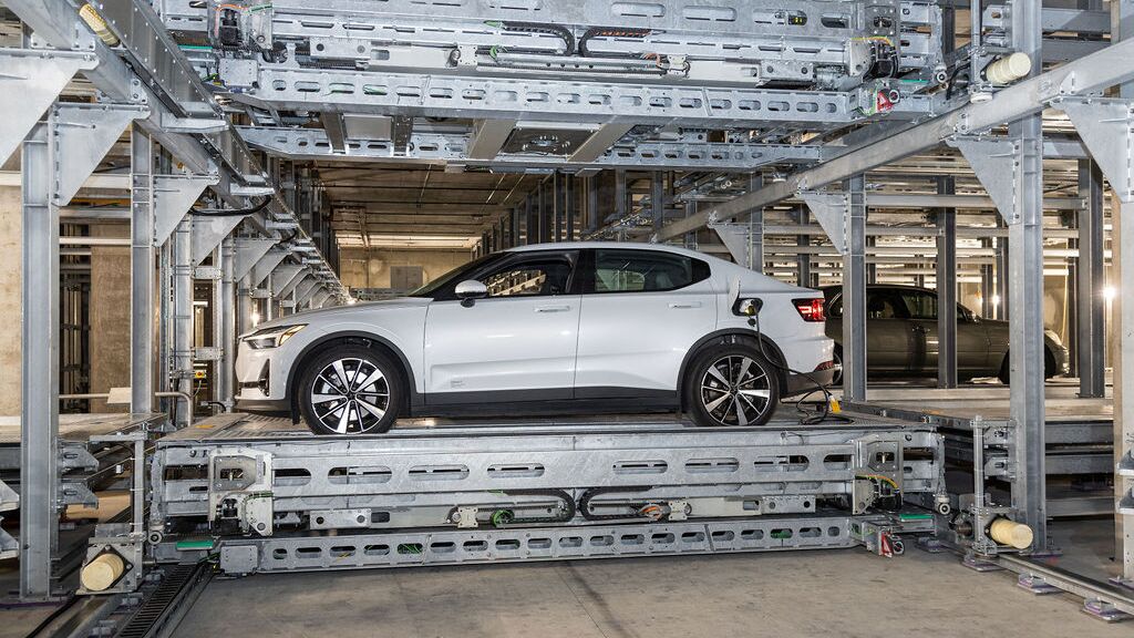 La voiture est garée sur une plateforme de stationnement dans un système de parking automatisé.