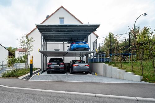 Système de stationnement déployé avec trois voitures garées les unes au-dessus des autres