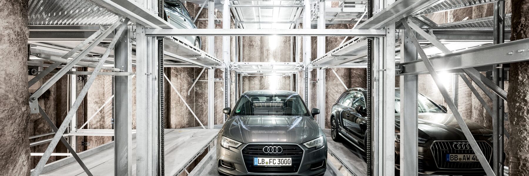 Autos stehen in einem Autoparksystem