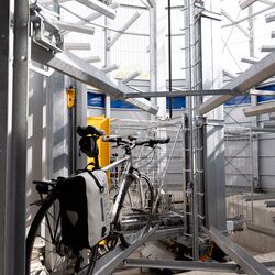 Fahrrad auf einer Radschiene in einem automatischen Fahrradparksystem