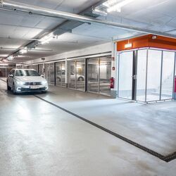 Los coches se aparcan en un sistema de aparcamiento