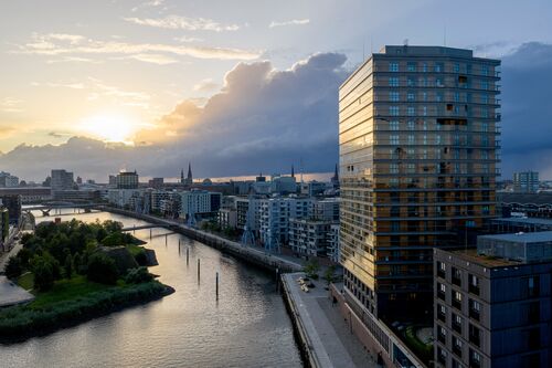Vista exterior del rascacielos Roots en Hafencity al atardecer
