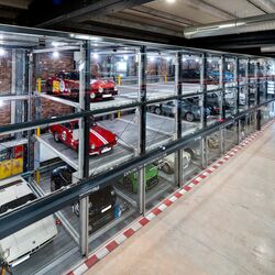 Das Parksystem in der Motorworld in Mallorca in der Schrägansicht mit Sportwägen in Glasboxen