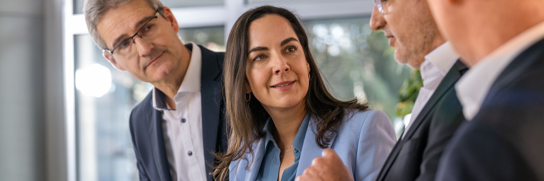 Vier Personen, die an einem Modell von Parksystemen sprechen