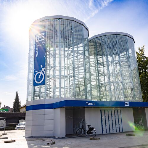 Vista exterior de una torre de aparcamiento para bicicletas en la estación de Hannover-Wunstorf